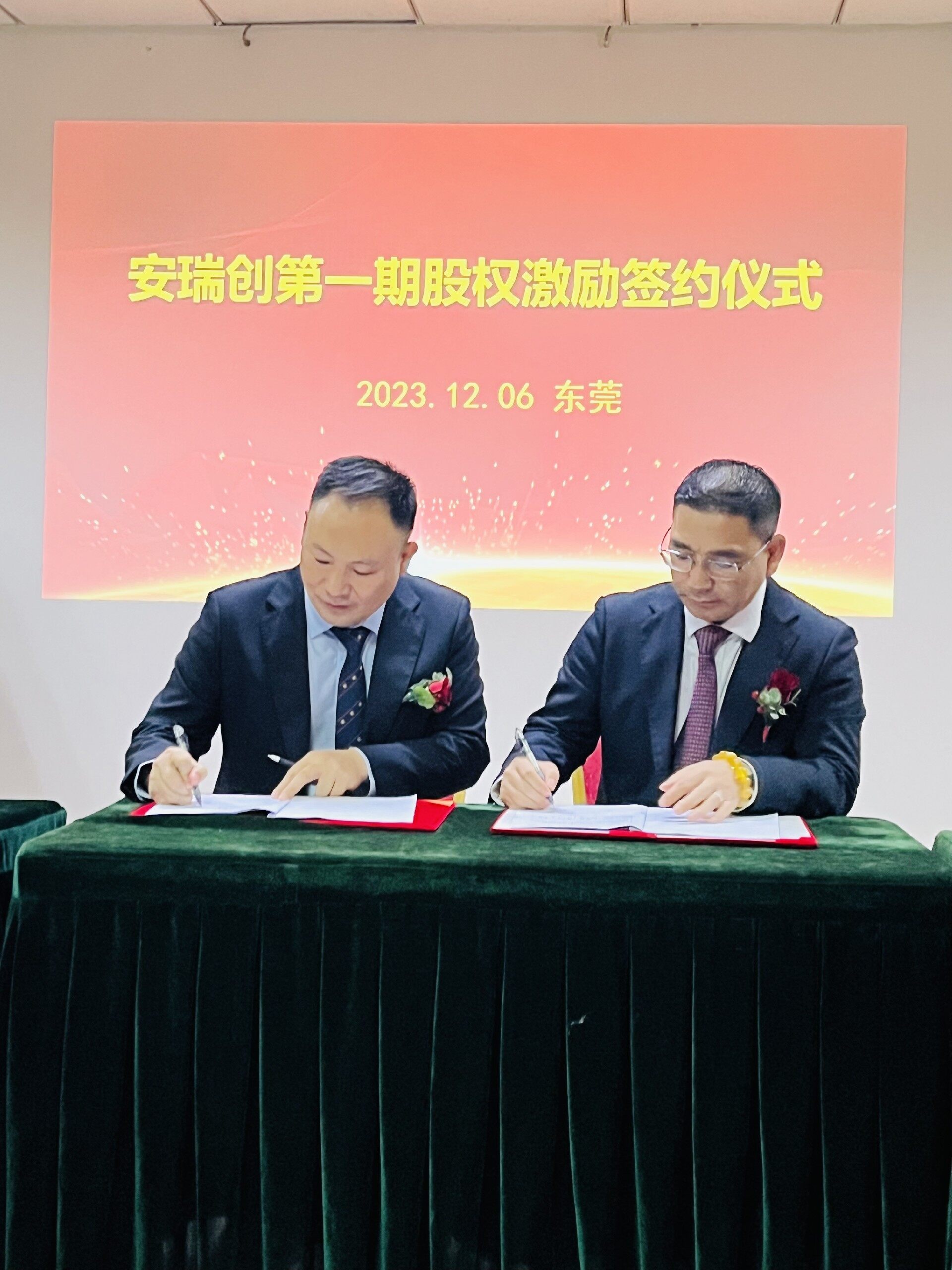 1702274897137947.jpg 5e658515-c550-4ea1-b2b7-f4fa79980b58.jpg